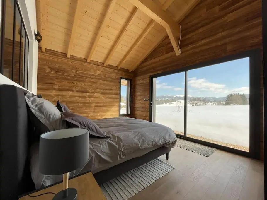 Chambre de chalet avec vue sur la nature du Jura
