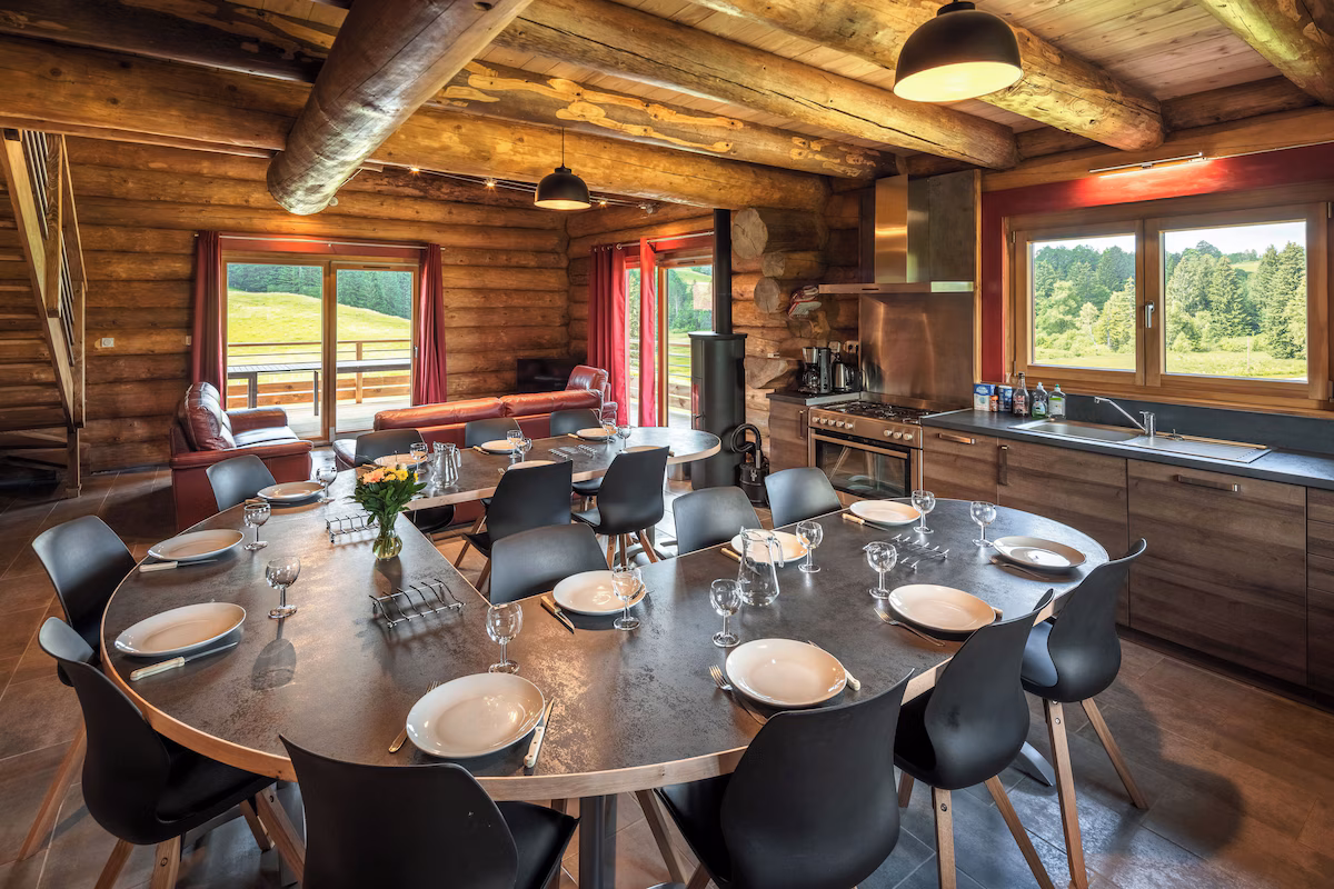 un chalet en bois rond pour un week end entre amis dans le Jura
