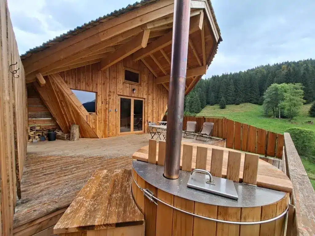 cabane à louer dans le Jura avec bain nordique sur la terrasse